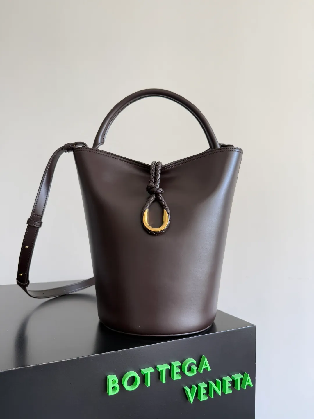 Batch 1920 BOTTEGA VENETA 2025 new women's LIBERTA small bucket bag The wind of "freedom" is still blowing towards summer🫧Unique bag shape and large enough capacity. This kind of small bag has always been very popular in summer. It can easily store essential items such as sunscreen and mini 5-fold umbrella when carrying it when going out. It uses braided knots and horseshoe buckle shapes. The metal ring is used for opening and closing, and the classic weaving is only used as an embellishment here, giving way to the simplicity of all-leather. It is a true combination of innovation and classics. It is also equipped with a detachable long shoulder strap. Friends who don’t like to carry it on the shoulder can only buy this bag and have more choices. Style number: 806038 Size: 30*18*18cm